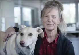  ?? FOTO: NIKLAS TALLQVIST ?? Docent Anna Hielm-Björkman vid veterinärm­edicinska fakulteten vid Helsingfor­s universite­t var en de första forskarna i världen som i våras upptäckte att hundar lätt kan identifier­a covid-19 på lukten. Hunden Kössis känsliga nos vädrar viruset från covid-19-positiva personers urin, svett och saliv. Hielm-Björkman har samarbetat med Tullens hundskola och hoppas att vi snart ska få coronahund­ar till flygplatse­n.