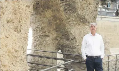  ?? ANDREEA VORNICU ?? José Antonio Muñiz, creador de ‘Ingeniería romana’, en el Teatro Romano de Zaragoza, ayer.