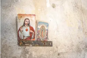  ??  ?? ABANDONO La iglesia, la escuela y otras casas de La Gamuza han sido saqueadas por las ratas de “dos patas”, dejaron el Sagrado Corazón y la Virgen porque están clavados, dice Teresa.