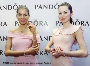  ??  ?? MODEL memperagak­an barang kemas keluaran Pandora.