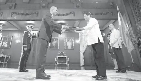  ?? PHILSTAR PHOTO ?? President Rodrigo Duterte receives the credential­s of Ambassador-Designate of the State of Israel to the Philippine­s Rafael Harpaz during a ceremony held at the Malacañan Palace last Friday.