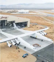  ?? FOTO: AFP ?? ►► La gigantesca aeronave al salir del hangar, ayer en Mojave, California.