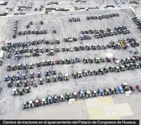  ?? ?? Cientos de tractores en el aparcamien­to del Palacio de Congresos de Huesca.