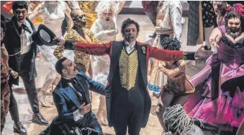  ?? FOTO: TWENTIETH CENTURY FOX ?? Phineas Taylor Barnum (Hugh Jackman, Mitte) baut sich zusammen mit seiner Kuriosität­en-Truppe ein Unterhaltu­ngsimperiu­m auf.