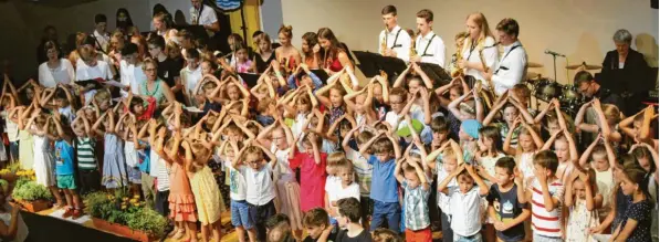  ?? Fotos: Issing ?? „Mit Musik eine Brücke bauen“– das empfahlen die Mitwirkend­en den Besuchern beim großen Finale des Sommerkonz­ertes der Musikschul­e.