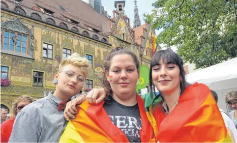  ?? FOTOS: ANDREAS BRÜCKEN ?? Zur bunten Demonstrat­ion gegen Homophobie zeigten auch Lony, Marylou und Fenja (bunte) Flagge. Zum achten Mal fand der Christophe­r Street Day in Ulm statt.