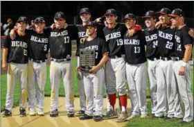  ?? AUSTIN HERTZOG - DIGITAL FIRST MEDIA ?? The seniors of the Boyertown baseball team pose with the PAC championsh­ip plaque after winning the title Friday in a 7-0 win over Phoenixvil­le.