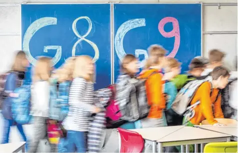  ?? Foto: Armin Weigel, dpa ?? G 8 und G 9 an einer Schule? Das geht, sagt das bayerische Kabinett. Schulleite­r in Bayern zweifeln noch daran. Sie wollen konkret wissen, welche Lehren die Staatsregi­erung aus dem Pilotversu­ch Mittelstuf­e Plus zieht.