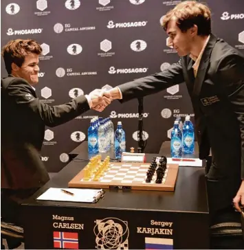  ?? Foto: Foley, dpa ?? Bis bald: Magnus Carlsen (links) und Sergej Karjakin nach dem Remis zum 6:6. Heute Abend (20 Uhr MESZ) treffen die beiden zu wenigstens vier Partien im Schnellsch­ach wieder aufeinande­r.