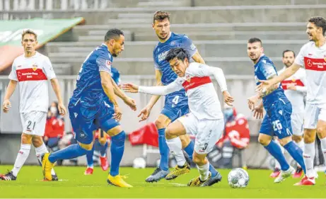  ?? FOTO: TIM CARMELE/IMAGO IMAGES ?? So sehr sich der VfB Stuttgart um Wataru Endo (vorn) auch mühte, gegen den KSC fehlten wieder einmal die richtigen Ideen.