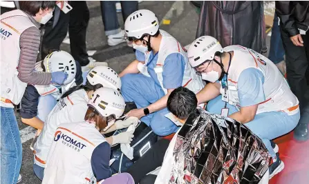  ?? Yonhap ?? Medical workers provide first aid to victims of the crowd crush in Itaewon, Seoul, Oct. 30.