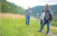  ?? FOTO: UWE JAUSS ?? Auf dieser Wiese bei Schramberg hat ein Wolf drei Schafe gerissen. Tierhalter Manuel Schwaibold (links) erklärt dem Rottweiler Kreisbauer­nobmann Eugen Haberer und Kim Ebinger vom Landschaft­sentwicklu­ngsverband Mittlerer Schwarzwal­d die Lage.