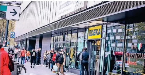  ??  ?? Eine Menschensc­hlange vor dem Edeka Zurheide an der Berliner Allee am Freitagmit­tag.