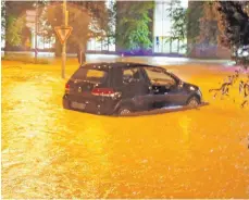  ??  ?? Versunken im Hochwasser an der Biberacher Heusteige: Stefanie Brendls Auto am Abend des 24. Juni.