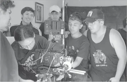  ?? ?? Los estudiante­s del 7º. Ciclo aprenden en la práctica el proceso de elaboració­n de cortometra­jes, con equipos de punta.