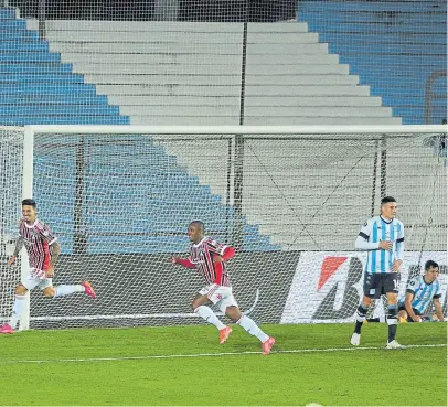  ?? Fotobaires ?? La felicidad de San Pablo y la decepción en una noche negra para Racing en Avellaneda