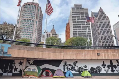  ?? KIMBERLY P. MITCHELL/DETROIT FREE PRESS FILE ?? The homeless encampment at Hart Plaza, which formed during the COVID-19 pandemic, on April 23, 2021. With temperatur­es reaching frigid levels, people who need access to shelter can now go to in-person locations in Detroit to get housing help.