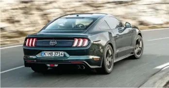  ??  ?? GRATIFICAN­TE Además de eficaz, el Mustang Bullitt ofrece una conducción muy gratifican­te en carreteras con muchas curvas. Sorprende su agilidad.