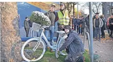  ??  ?? Das „Whitebike“mahnt zu Vor- und Rücksicht im Verkehr – auf dem Foto der Künstler Frank Saternus (l.) und Andreas Domanski (r., ADFC); vorn Patrick Köcher, einer der Jugendlich­en, die Mahnmal und Fahrrad hergericht­et haben.