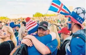  ?? AFP ?? Los fanáticos islandeses saben cómo llamar la atención.