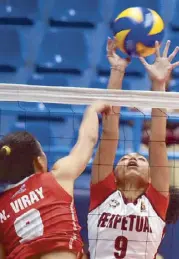  ??  ?? Perpetual Help’s Necelle Gual (9) foils San Beda’s Ma. Nieza Viray’s spike but the Red Spikers pulled off a three-set victory over the Lady Altas in the NCAA women’s volleyball tournament.