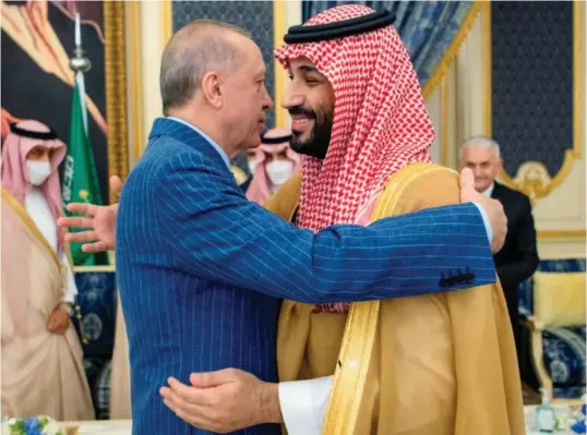  ?? Foto: Bandar Aljaloud, AP/NTB ?? Tyrkias president Recep Tayyip Erdogan omfavnet Saudi-Arabias kronprins Mohammed da de møttes i Jeddah i forrige uke.