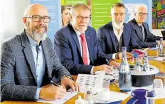  ?? BILD: SASCHA STÜBER ?? Besprachen die Ergebnisse der Herbst-Konjunktur­umfrage (von links): Heiko Henke, Manfred Kurmann, Stefan Dieker und Klaus Hurling