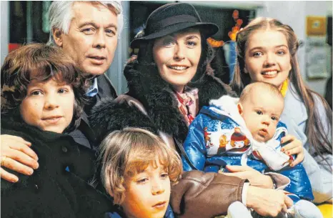  ?? FOTO: DIETER KLAR/ DPA ?? „Ich heirate eine Familie“war eine höchst erfolgreic­he ZDF-Serie von 1983 bis 1986. Peter Weck führte Regie und spielte Werner Schumann, den zweiten Mann von Angie (Thekla Carola Wied). Hier eine Aufnahme von 1984 mit „ihren Kindern“(v.l.n.r) Tarek Helmy, Timo Hiessner, Franziska und Julia Biedermann.