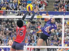  ?? PORNPROM SATRABHAYA ?? Thailand’s Ajcharapor­n Kongyot, right, hits a shot against the Dominican Repulbic at Indoor Stadium yesterday.