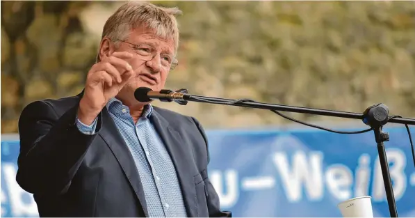  ?? Foto: Lino Mirgeler, dpa ?? Im Bierzelt war für die AfD kein Platz, also wich die Partei in den Abensberge­r Schlossgar­ten aus. Dort gab es keine Blasmusik, keine Bierkrüge und keine Bratwurst, dafür aber deftige politische Kost – unter anderem von Parteichef Jörg Meuthen.