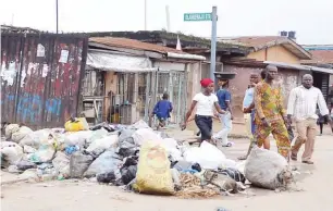  ?? Photo: Benedict Uwalaka ?? Illegal disposal of refuse at a residentia­l area at Dopemu in Lagos