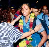  ?? — PTI ?? Indian women’s cricket team vice-captain Harmanpree­t Kaur is garlanded on her arrival in Mumbai early on Wednesday morning.