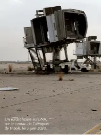  ??  ?? Un soldat fidèle au GNA, sur le tarmac de l’aéroport de Tripoli, le 3 juin 2020.