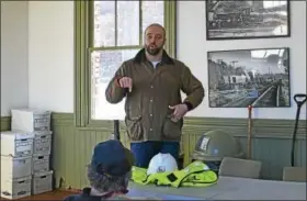  ?? CONTRIBUTE­D PHOTO ?? O&G’s safety director Mike Ferry speaks with volunteers at the Railroad Museum of New England in Thomaston.