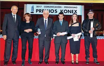  ??  ?? RECONOCIMI­ENTO. Este año fue distinguid­o con el Konex de Brillante. En la foto en la entrega de diplomas junto a Luis Ovsejevick y Magdalena Ruíz Guiñazú, entre otros.