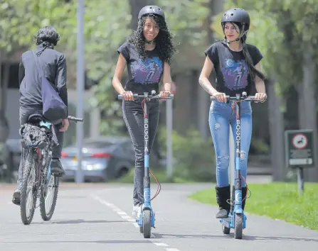  ?? FOTOS ABEL CÁRDENAS /ADN ?? Dos patinetas eléctricas públicas de las 100 que tiene la empresa están exhibidas en el parque El Virrey. Ciudadanos pueden usarlas.