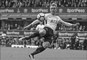  ??  ?? Tottenham Hotspur is opnieuw in gesprek met het management van Christian Eriksen. Spurs wil het contract van de Deense spelmaker dolgraag openbreken en verlengen. (Foto: Goal)