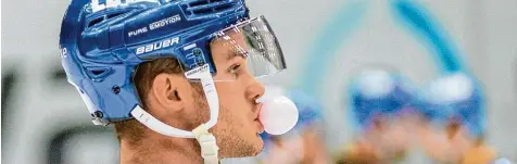  ?? Foto: Fotostand/Gelhot ?? Die Augsburger Panther (im Bild Gabe Guentzel) stecken im Tief und haben zuletzt vier Spiele in Folge verloren.