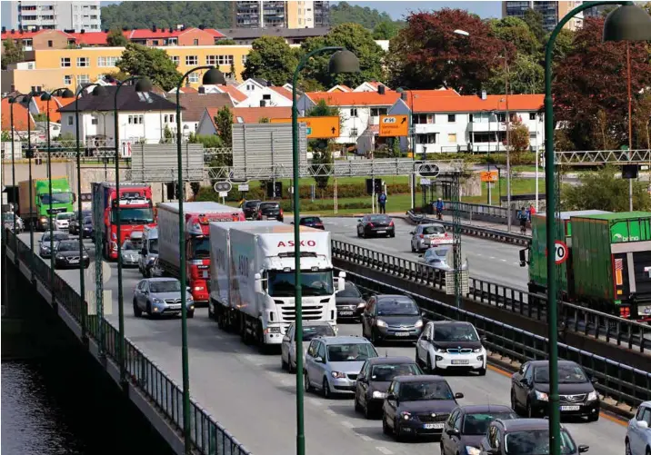  ?? FOTO: KJETIL REITE ?? Køene gjennom Kristiansa­nd skal bort ved hjelp av en utbygginga av Gartnerløk­ka. Det er et av målene med byvekstavt­ale og ny bompengeor­dning. Men samtidig skal heller ikke biltrafikk­en øke. For å få til det er også svaret bompenger.