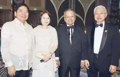  ??  ?? Bangko Sentral ng Pilipinas governor Amando Tetangco and wife Elvira, former chief justice Art Panganiban, and University of the Philippine­s president Alfredo Pascual