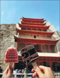  ?? ?? Tourists display ice creams based on scenic spots in the Mogao Grottoes in Dunhuang, Gansu province.