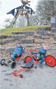  ?? FOTO: CHRISTINE KING ?? Die neuen mobilen Kinderfahr­zeuge können im großen Garten gut ausprobier­t werden.