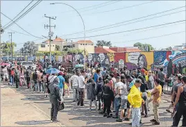  ?? JUAN MANUEL BLANCO / EFE ?? México. Migrantes en las afueras de Migración en Tapachula, Chiapas.