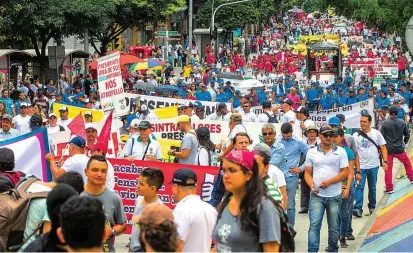  ?? FOTO ?? La marcha, que comenzó en el Parque de los Deseos, finalizó en calma en el Parque de las Luces, hacia el mediodía, donde los participan­tes disfrutaro­n eventos culturales.