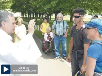  ??  ?? À l’arrivée des marcheurs québécois, le père Jean-Yves Molinas, le curé du sanctuaire de Caraquet, les a bénis. - Acadie Nouvelle: Vincent Pichard