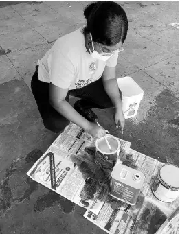  ??  ?? Yanique Tracy mixing paint to take on her project.