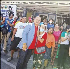  ?? ?? Sen. Bong Go interacts with barangay health workers during his visit to Calamba, Laguna on Monday to inspect a Super Health Center.