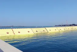  ?? Durante le prove ?? Le paratoie mobili a scomparsa alla bocca di porto del Lido nord mentre si sollevano in acqua