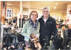  ?? FOTO: STEPHAN KÖHLEN ?? Ein ganzes Leben mit Schuhen: Annegret und Gerhard Jacobs schließen ihr Geschäft am Lavalplatz.