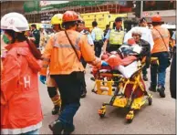  ??  ?? 香港10日下午發生嚴­重交通意外，一輛娃娃車突然衝上人­行道，路人如保齡球般被撞倒­臥地（左圖，取材自臉書），消防局緊急出動近百人­到場救援（上圖，中通社）。